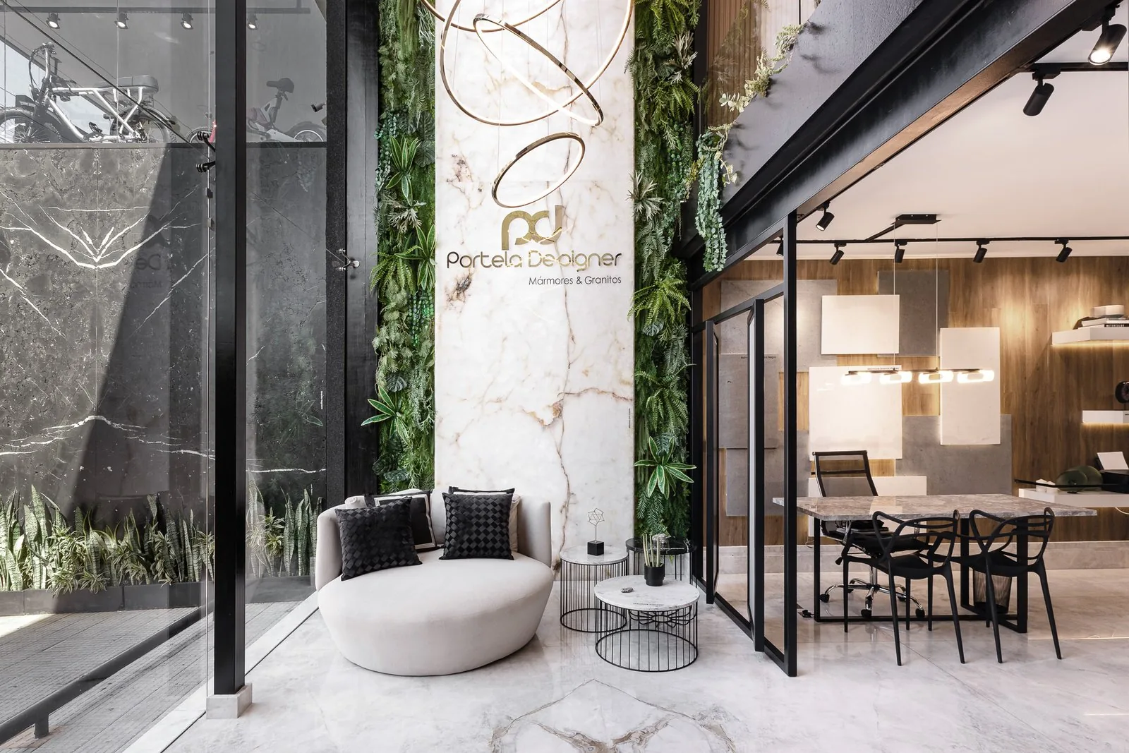 Showroom da Portela Designer com parede de mármore branco e jardim vertical