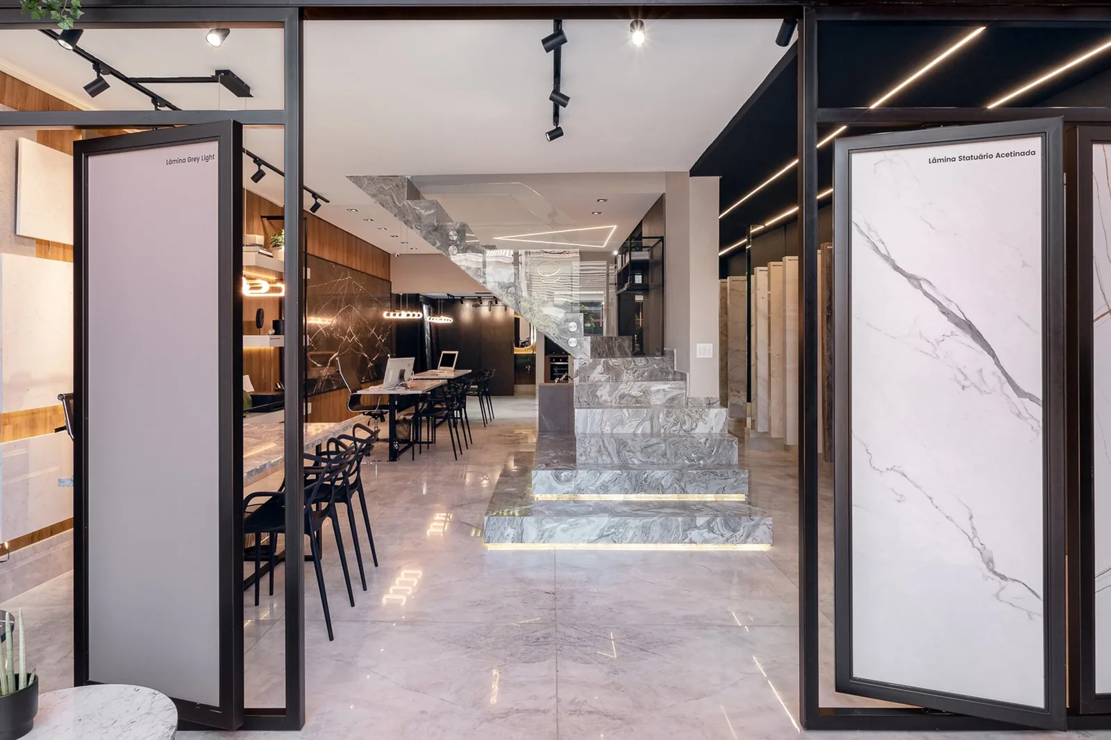 Showroom da Portela Designer com painéis de mármore e bancada central
