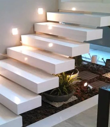 Escada com degraus brancos flutuantes e iluminação embutida