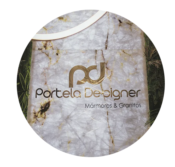 Selo Portela Designer Mármores & Granitos sobre placa de quartzito branco